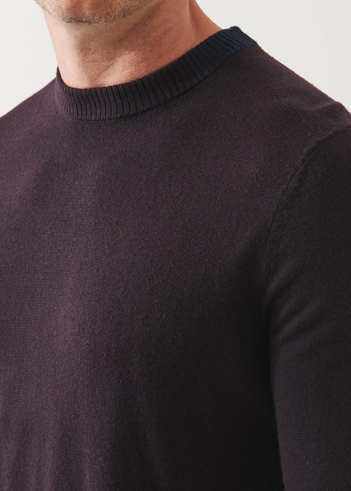 EXTRA-FINE MERINO CONTRAST COLLAR CREWNECK