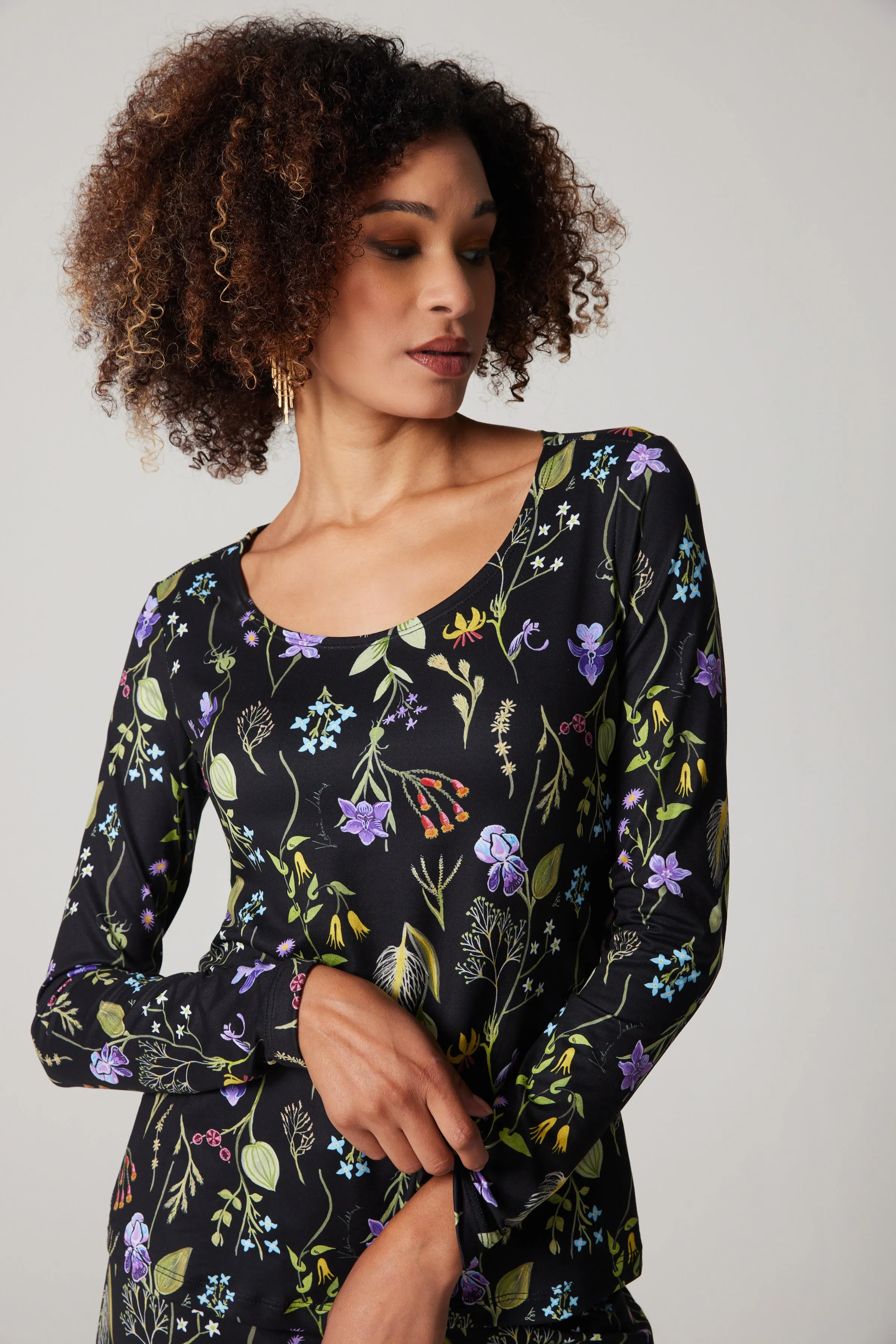 Long Sleeve Scoop Neck - Laurentian Flowers - Black