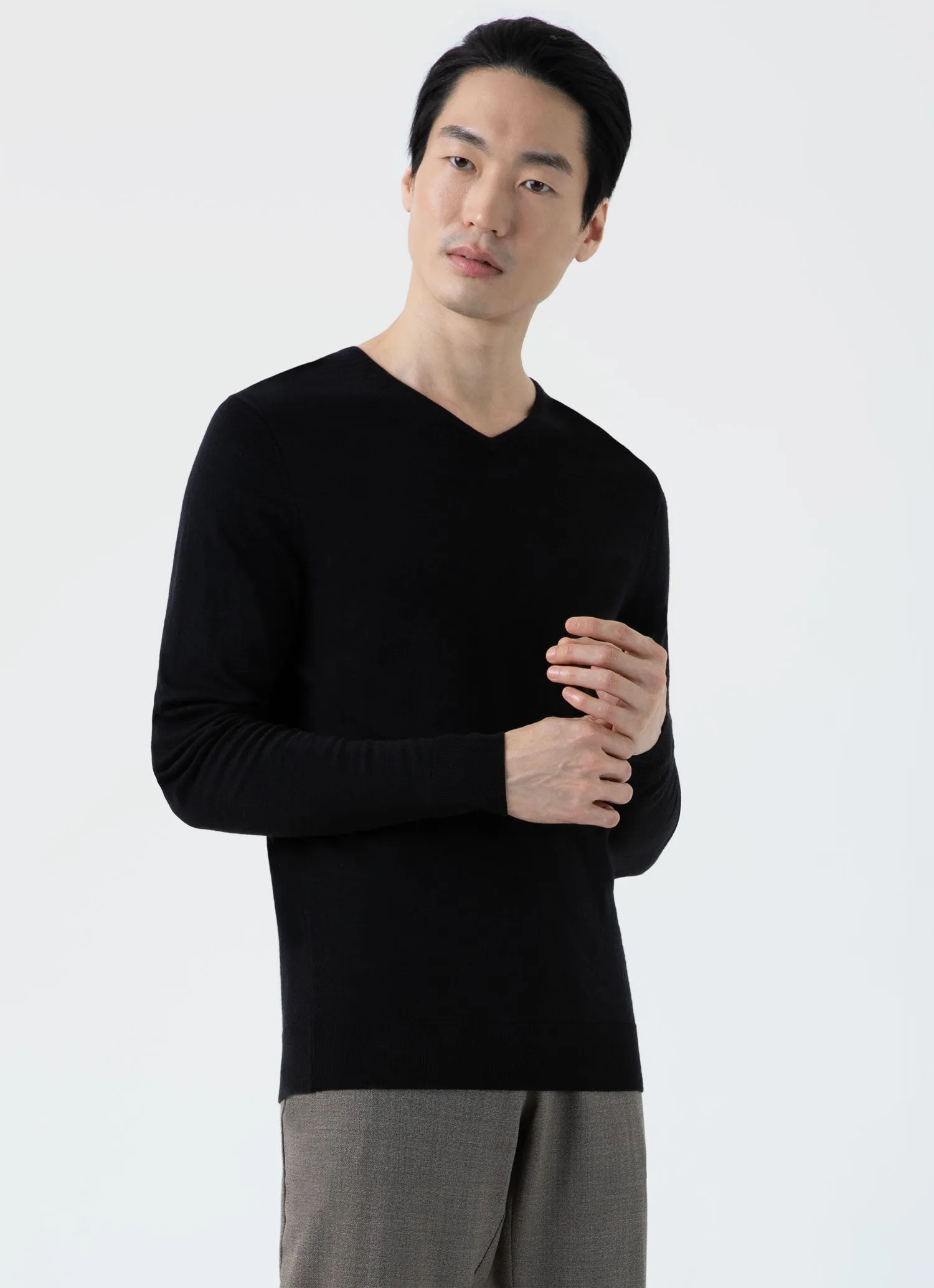 Men's Extra-Fine Merino V-neck in Black