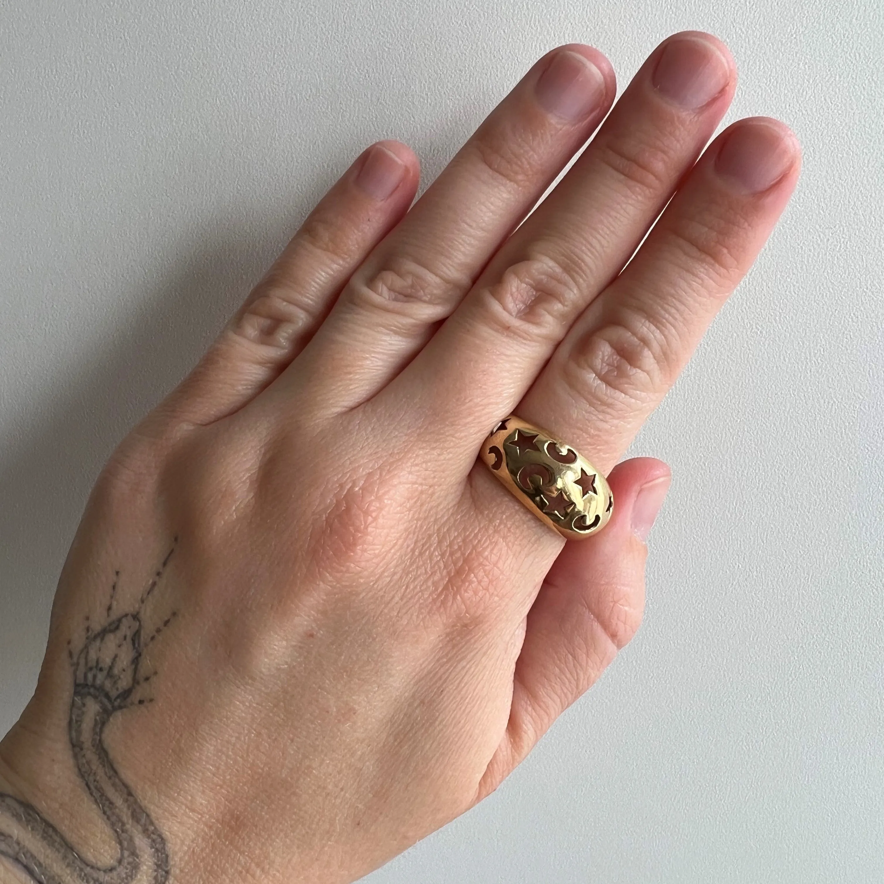 V I N T A G E // cut out galaxy / 14k gold domed ring / size 9.25 - but fits slightly larger